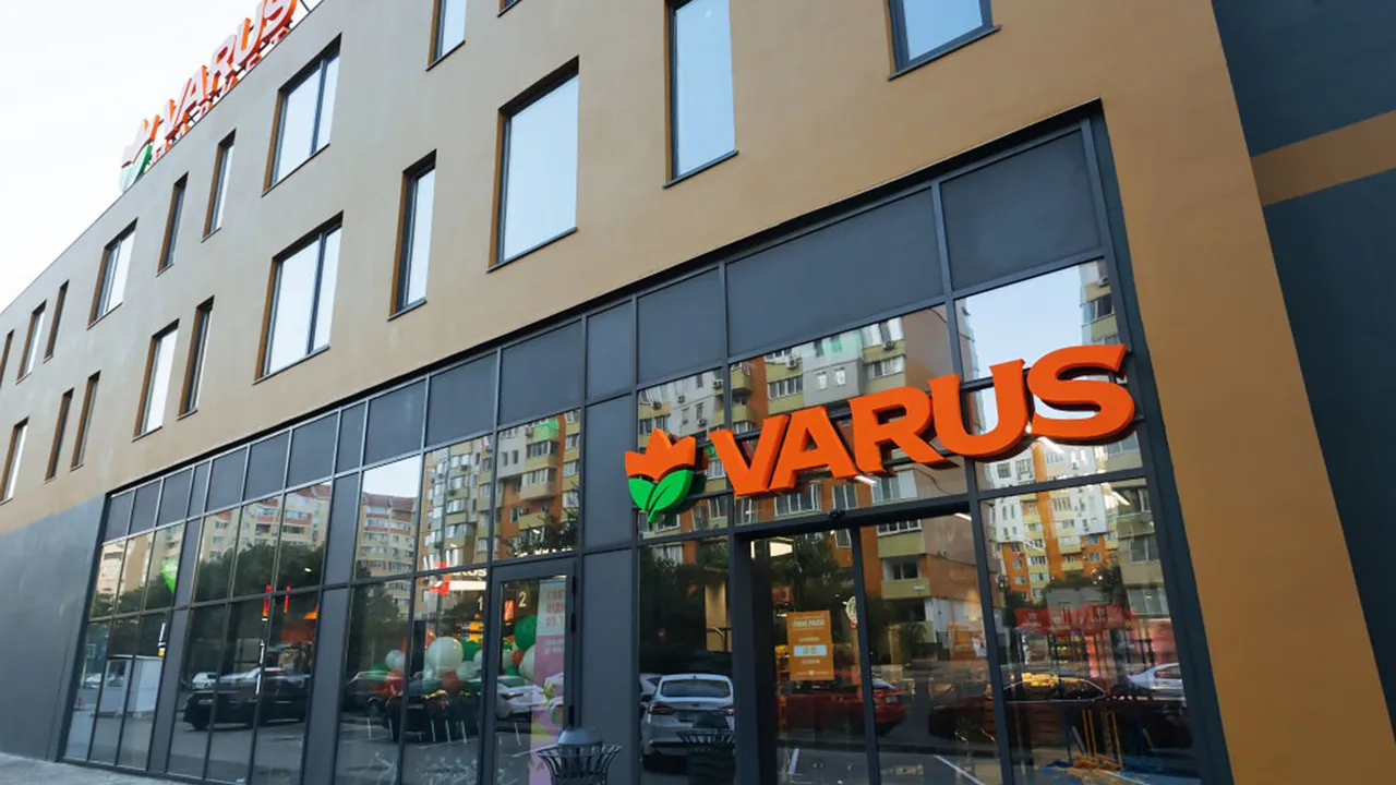 Вивіска супермаркету Varus, мережа якого купує магазини «Коло»