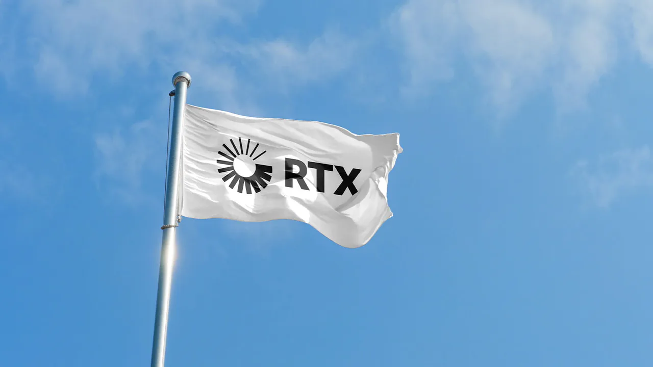 Корпоративний прапор RTX біля будівлі компанії