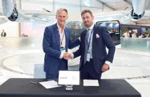 Бен Сторі з Vertical Aerospace та Ед Прінс з UKEF після підписання рамкової угоди