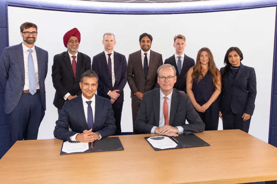 Представники UK Export Finance і GE Aerospace під час підписання угоди у Фарнборо