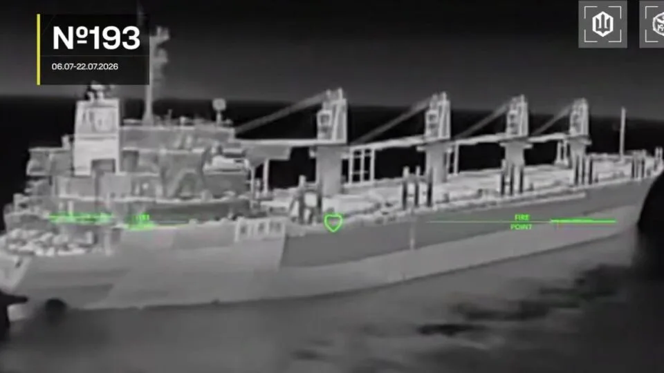 Український безпілотник уражає судно в межах операції «МоЛоЧКа»