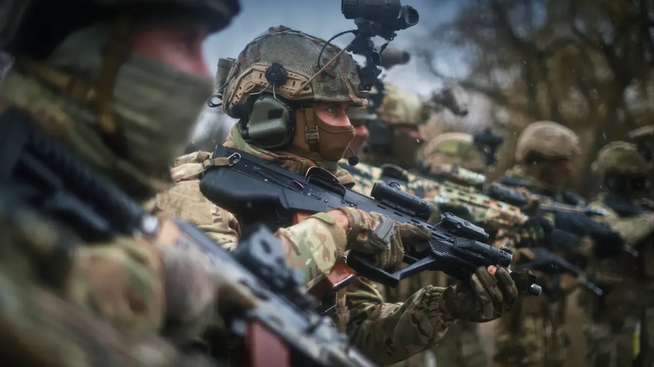 Українські військові в тактичному екіпіруванні на фоні дерев на ілюстрації до підсумку роботи Міноборони