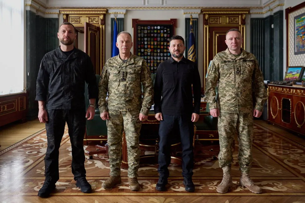 Євгеній Хмара, Олександр Сирський, Володимир Зеленський і Михайло Драпатий під час зустрічі в Києві