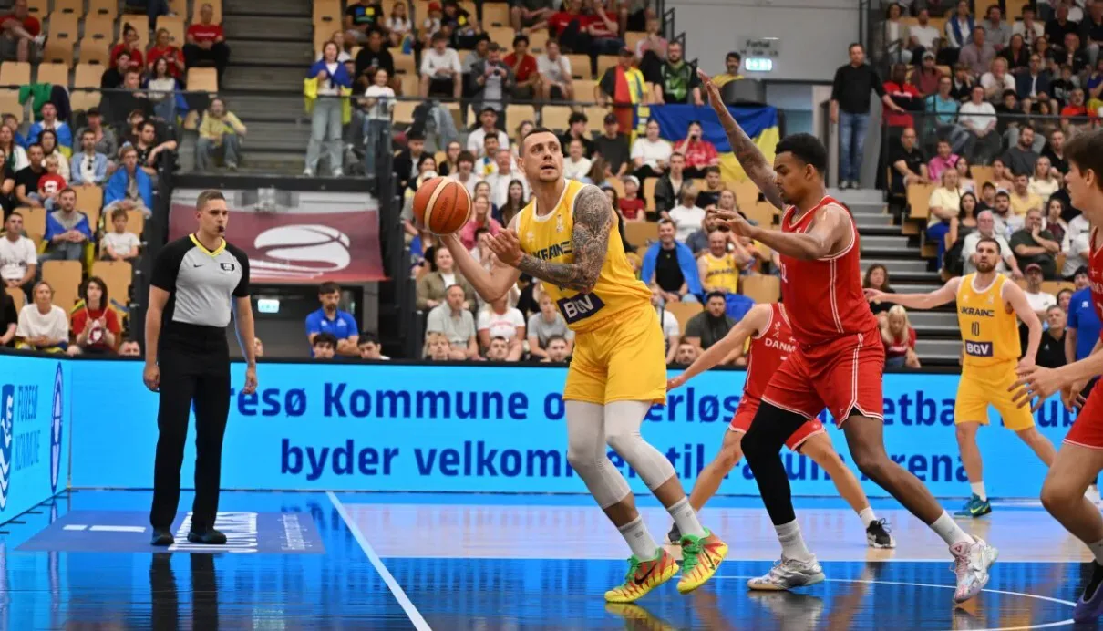 Гравець збірної України з м’ячем у матчі проти Данії у кваліфікації чемпіонату світу-2027