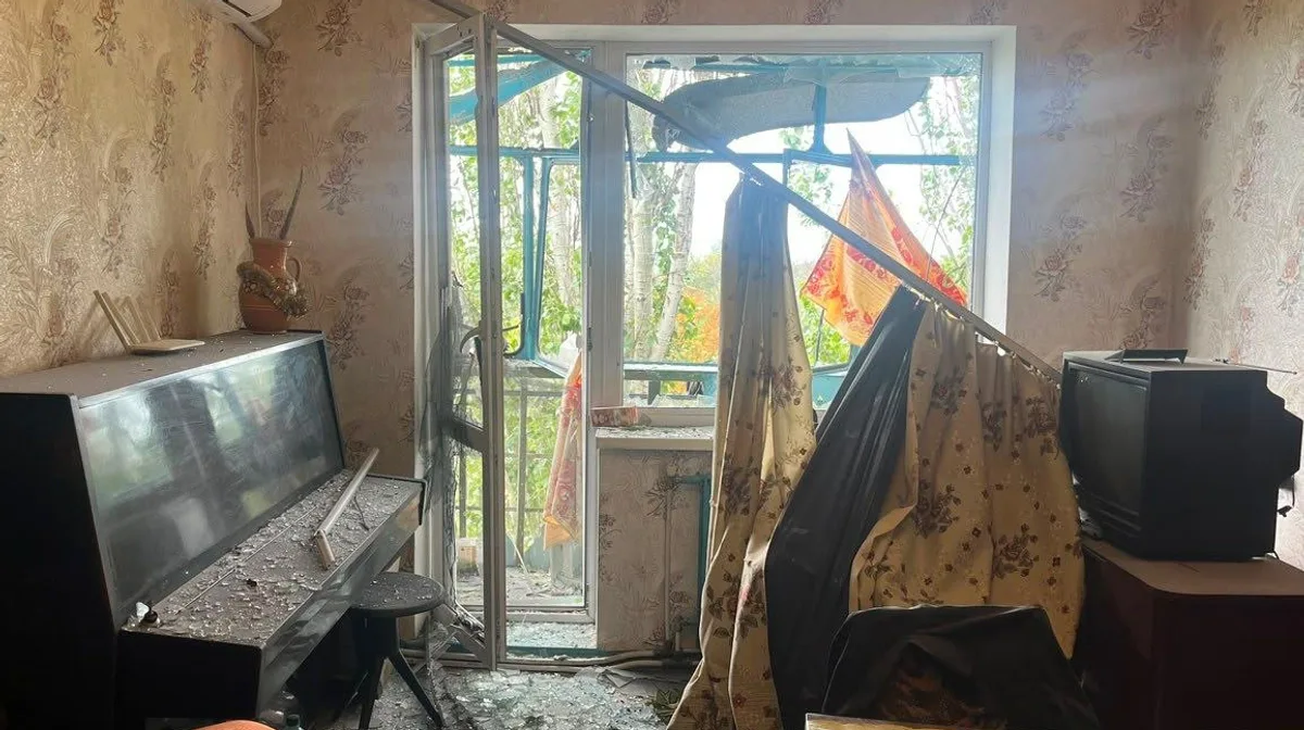 Пошкоджена будівля на Дніпропетровщині після російської атаки 21 липня