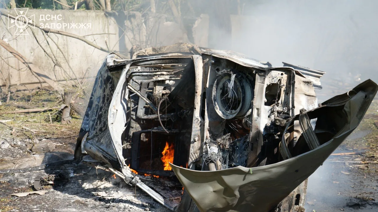 Згорілий автомобіль після російського авіаудару по Запоріжжю 15 липня 2026 року