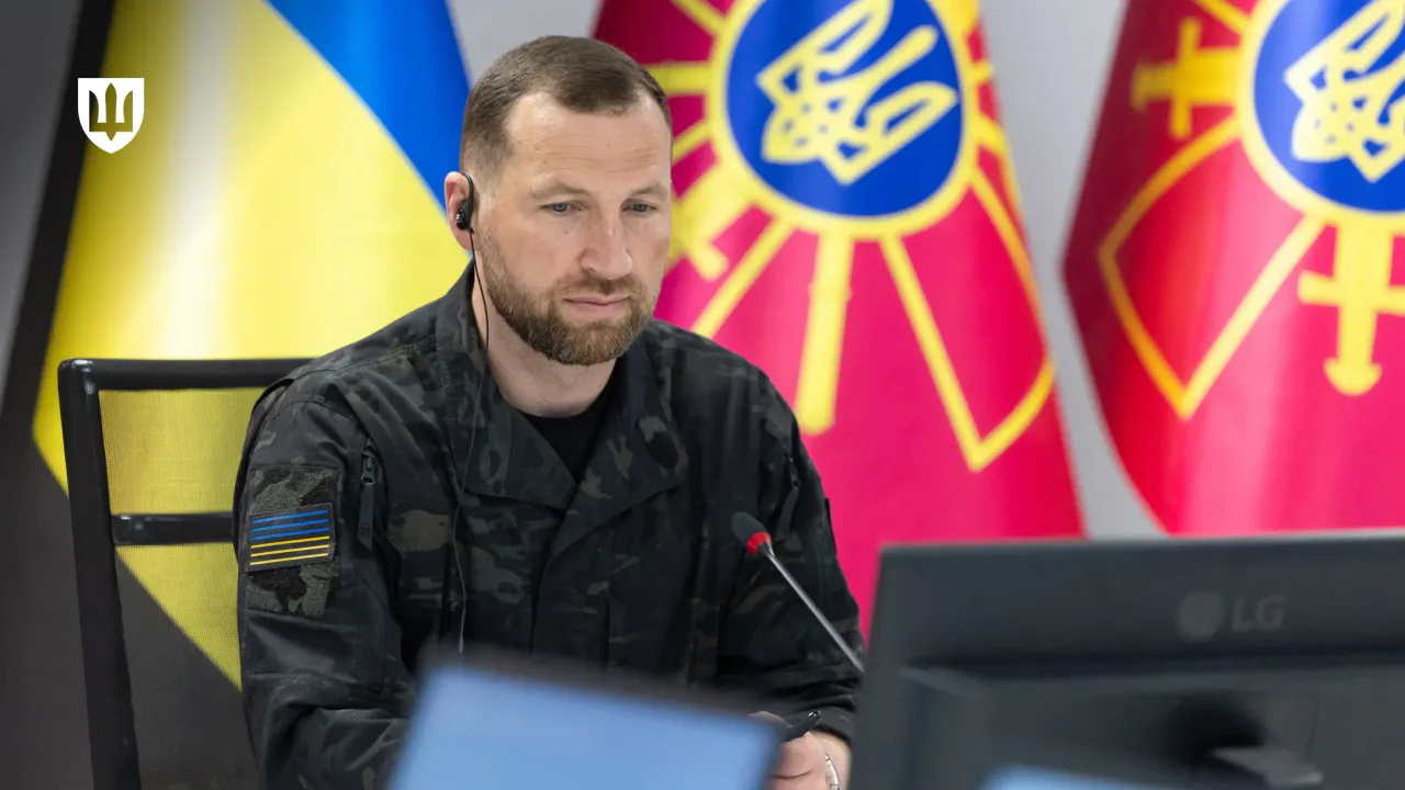 Євгеній Хмара під час розмови з міністром оборони Великої Британії Весом Стрітінгом