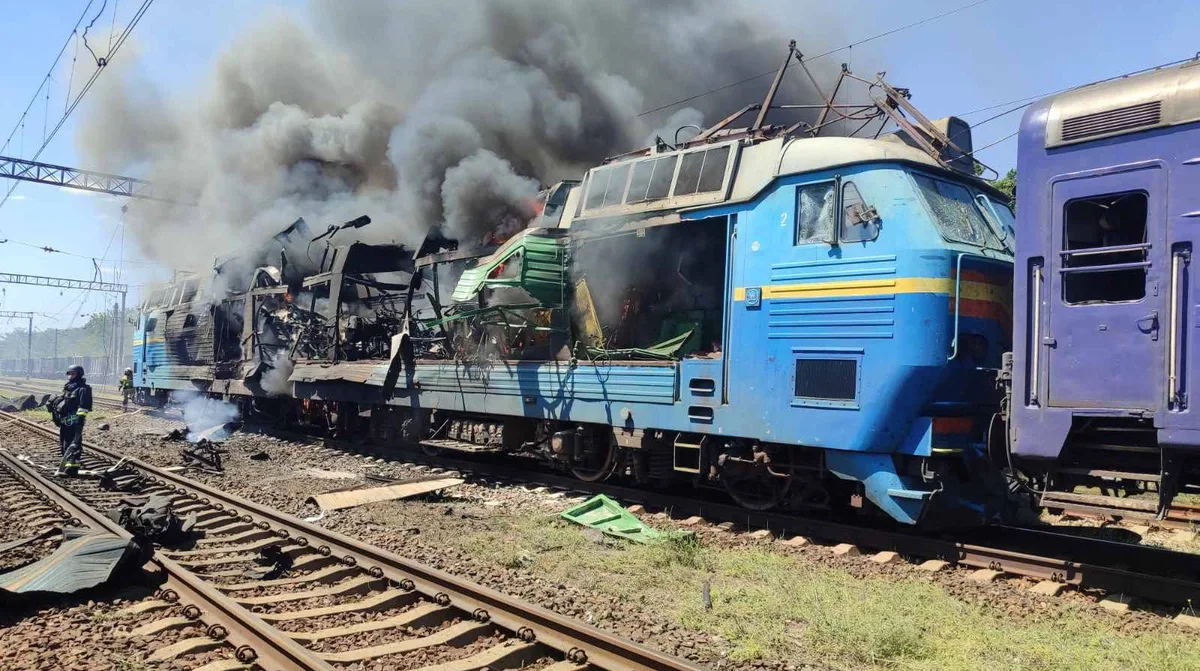 Пошкоджені локомотив і пасажирські вагони після російського подвійного удару в Запорізькій області