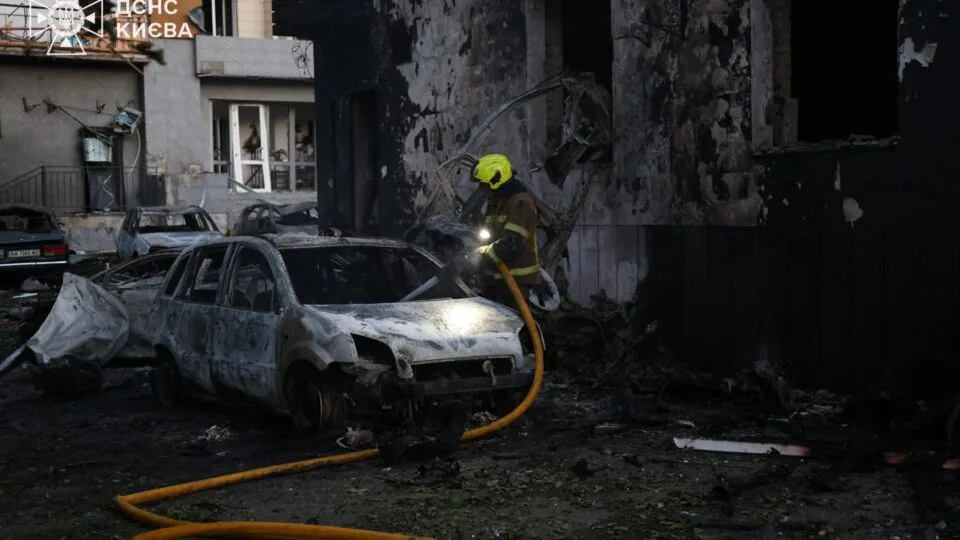 Рятувальники працюють на місці наслідків нічного балістичного удару по Києву 19 липня